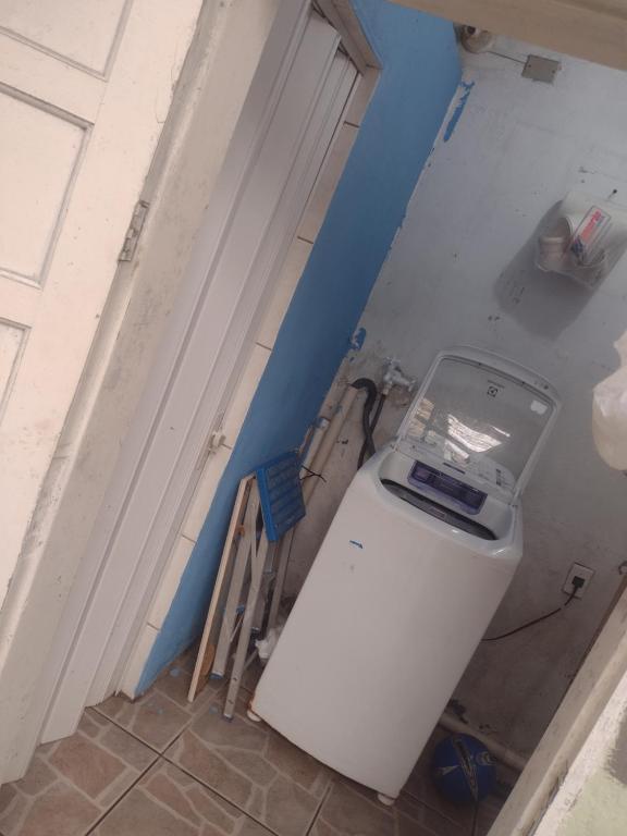 un bagno con un water in una stanza di casa Magalhães a Laguna