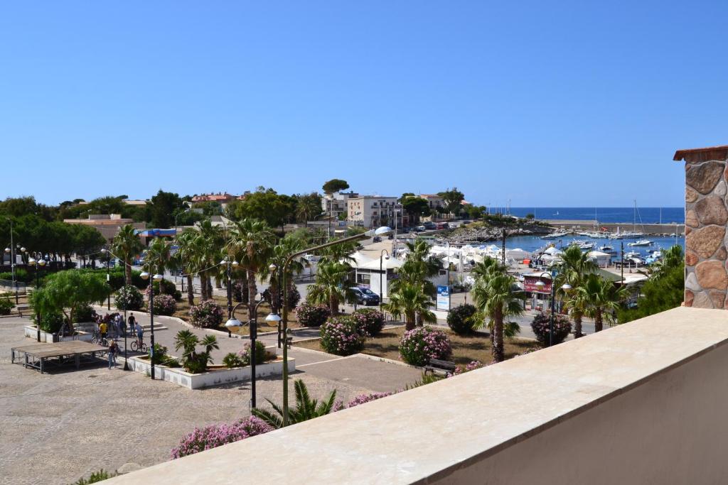 einen Blick auf den Yachthafen vom Balkon eines Resorts in der Unterkunft Casa Vacanze Laura in Isola delle Femmine