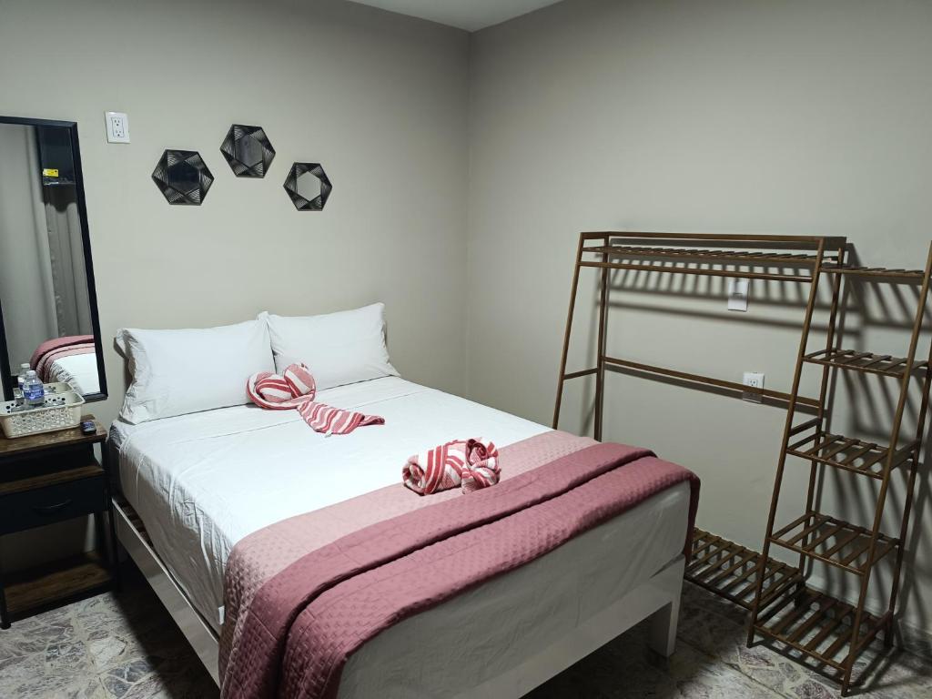 En eller flere senge i et værelse på Suite 103 Cordoba Centro con Estacionamiento