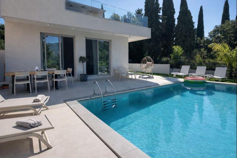 Bazén v ubytování Villa Harmony Luxury Resort nebo v jeho okolí