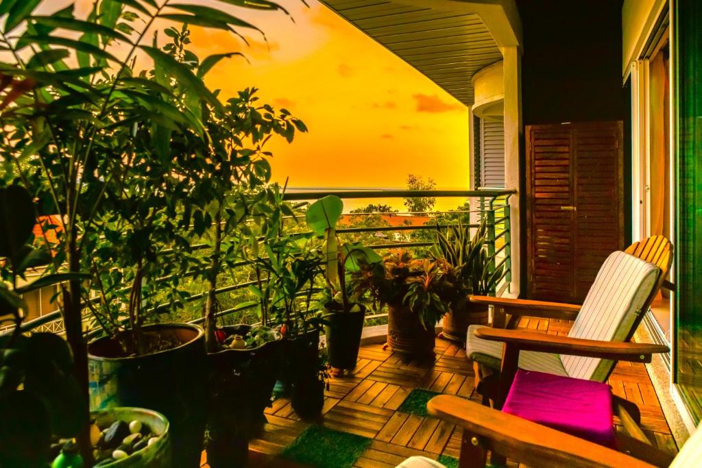 Balkón nebo terasa v ubytování Tara Muda Sea Views Big Pool Great Kitchen Fibre Wifi