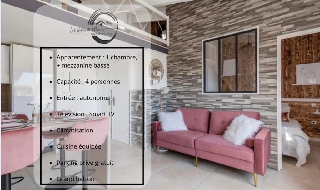 ein Zimmer mit einem rosa Sofa und einer Backsteinwand in der Unterkunft L'Ecrin Rosé in Cap d'Agde