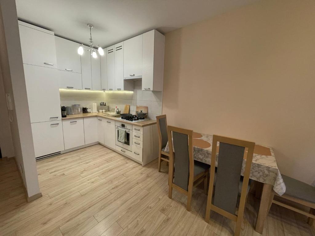 una cucina e una sala da pranzo con tavolo e sedie di WhiteHouse a Jarosław