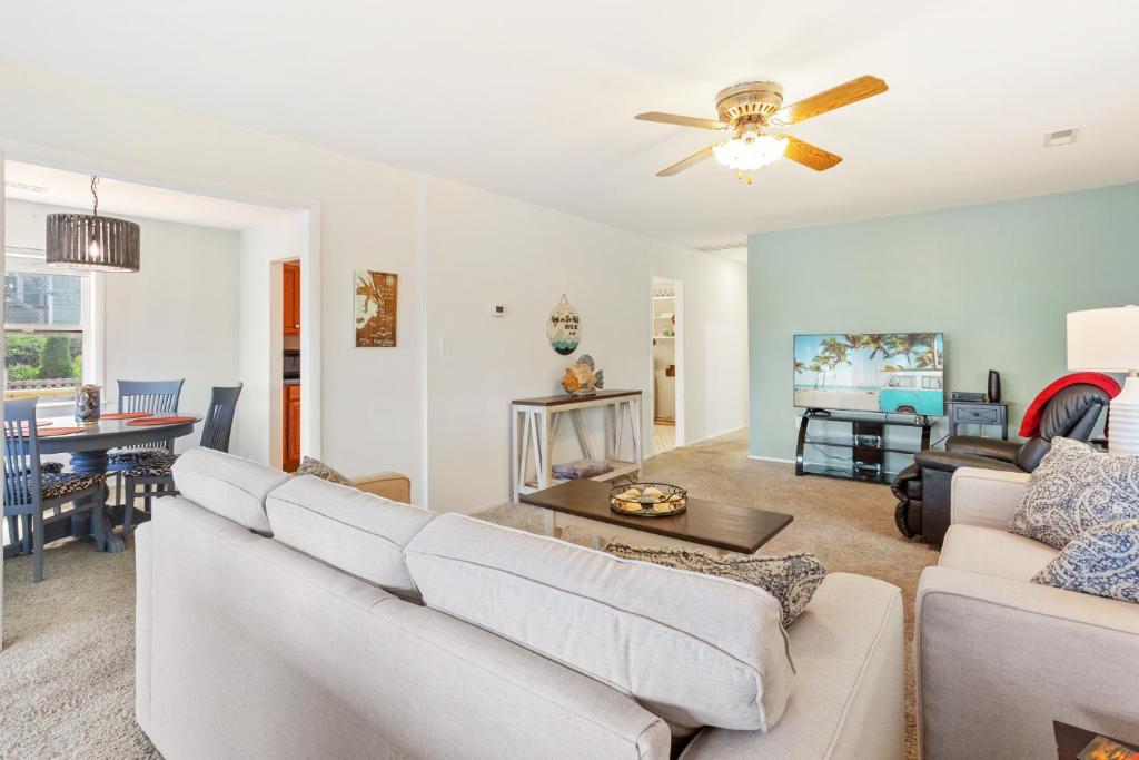 Khu vực ghế ngồi tại 8635 - High on the Hill