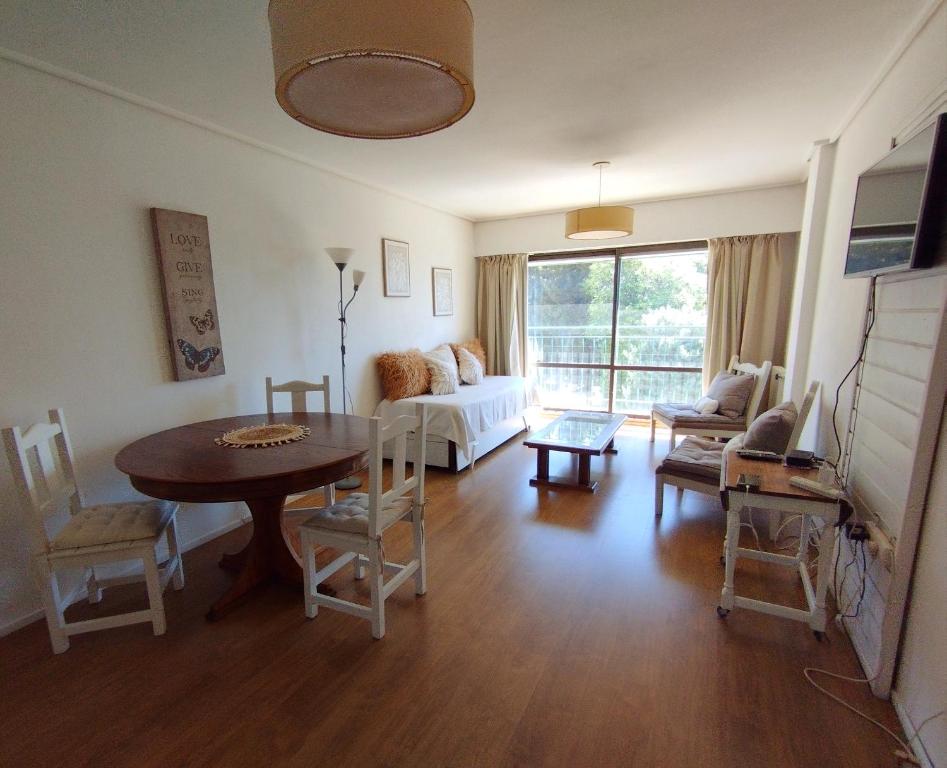 ein Wohnzimmer mit einem Tisch und einem Sofa in der Unterkunft Cuatro Estaciones in San Carlos de Bariloche