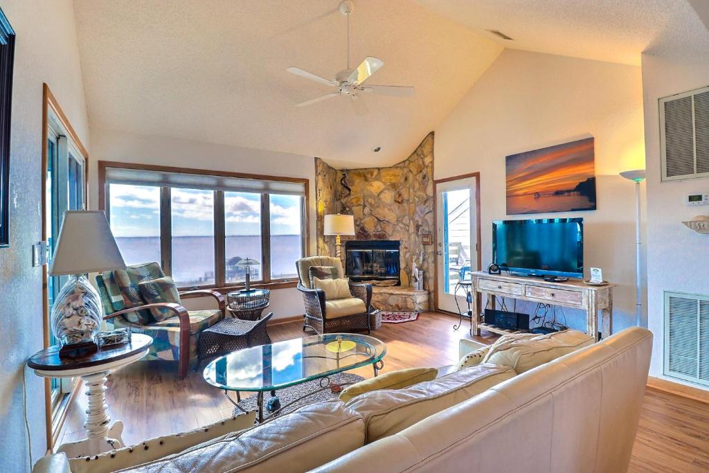 un soggiorno con un divano e una TV di NV6 - Startt Chillin` a Duck