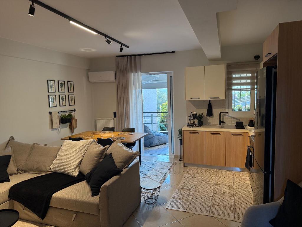 a living room with a couch and a kitchen at addview 2 in Nafplio