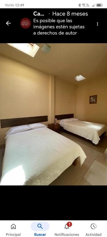 una foto di una camera con due letti di Hotel santo benito ad Atlixco