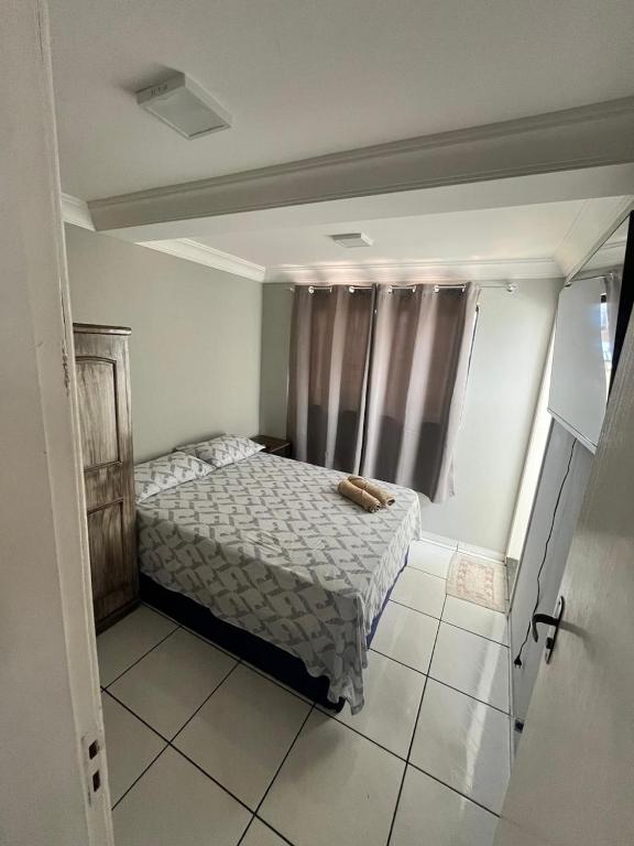 a small bedroom with a bed and a window at kitnet Nostradamus in Barão de Cocais