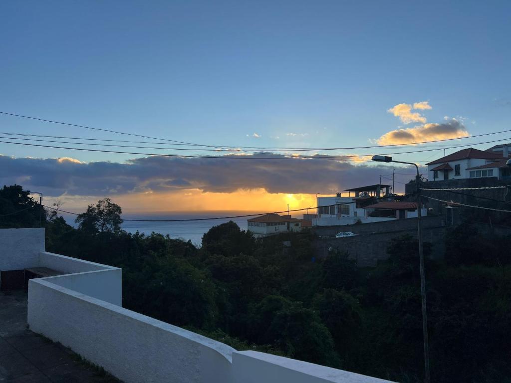 een uitzicht op de zonsondergang vanuit een huis bij Latin House in Funchal