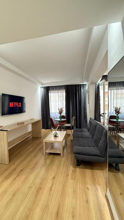 ein Wohnzimmer mit Sofa und Tisch in der Unterkunft Studio la capitale in Rabat