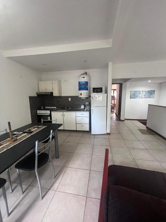 een grote keuken met een tafel en een koelkast bij Depto céntrico p 6 personas in Miramar