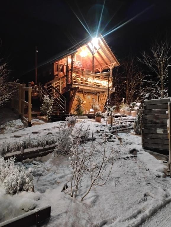 Braduにある479 Tiny House, Domeniul von Agodtの夜の雪の中のログキャビン