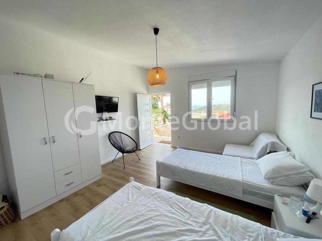 Giường trong phòng chung tại Apartmans White perl