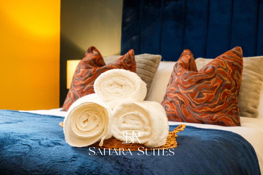 En eller flere senge i et værelse på Spacious 6BR Near Derby City & Pride Park