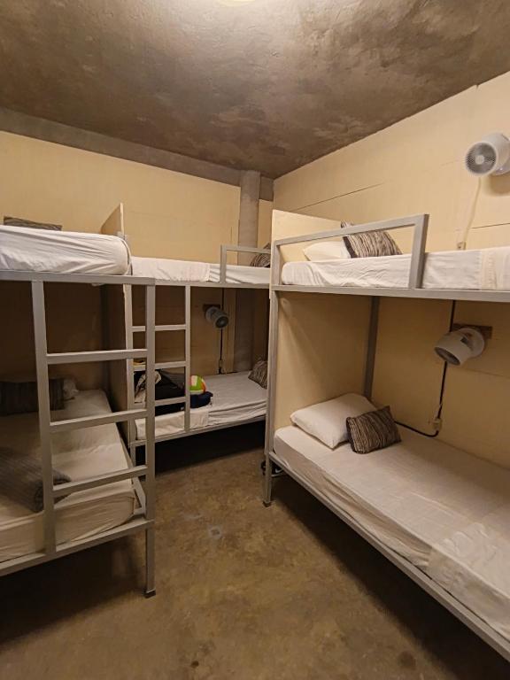een kamer met 3 stapelbedden in een kamer bij Hostel Flakos in Zihuatanejo