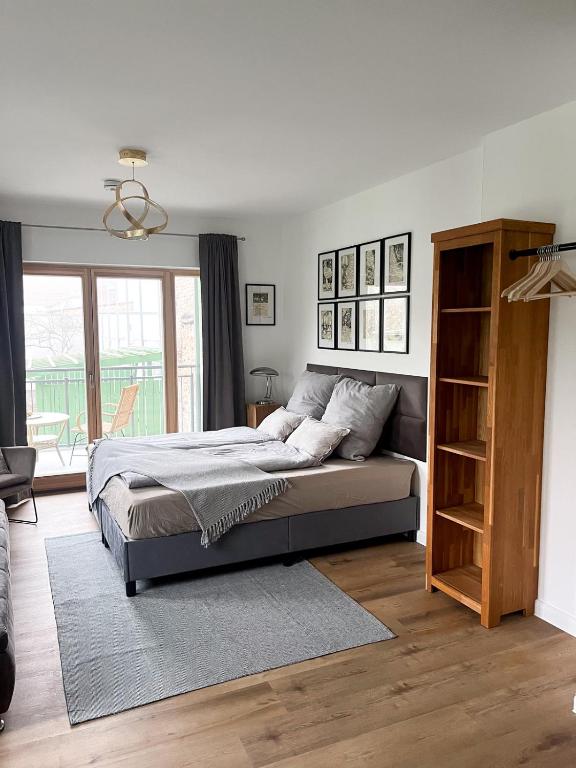 a bedroom with a bed and a book shelf at Altstadtflair Modernes Studio mit Gartenblick in Neuruppin