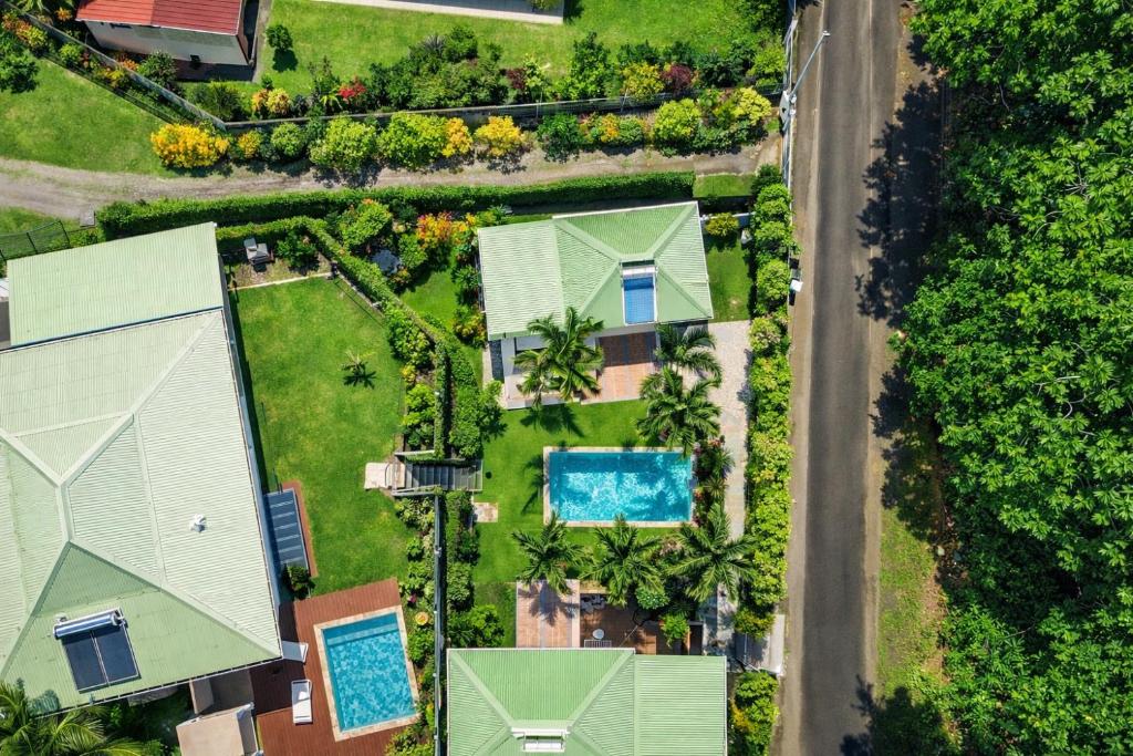 una vista dall'alto di una casa con piscina di Mon'Désir Lodge - Bungalows a Case-Pilote