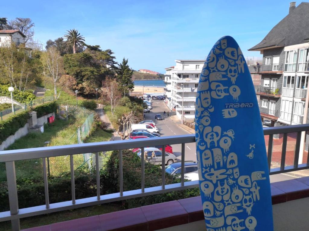 niebieska deska surfingowa stoi na balkonie w obiekcie El Sueño del Maestro w mieście Suances