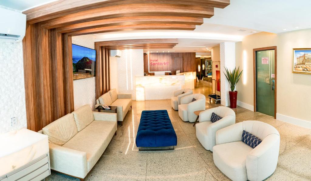 een woonkamer met witte meubels en een keuken bij Hotel Santorini in Vila Velha