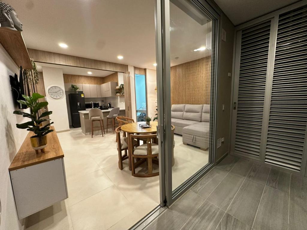 een woonkamer met een tafel en een bank bij doca brisa in Santa Marta