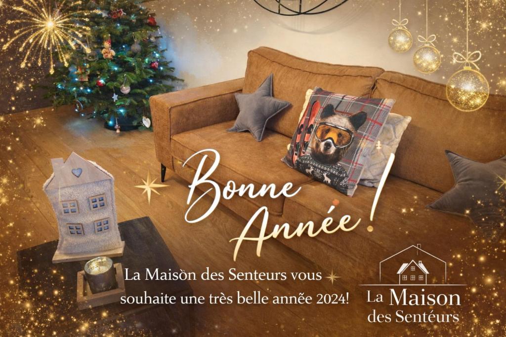 Een kerstflyer met een afbeelding van een hond op een bank. bij La Maison des Senteurs in Francorchamps