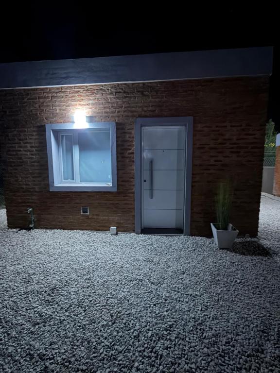 een deur naar een bakstenen gebouw met een raam bij Freedom in Miramar