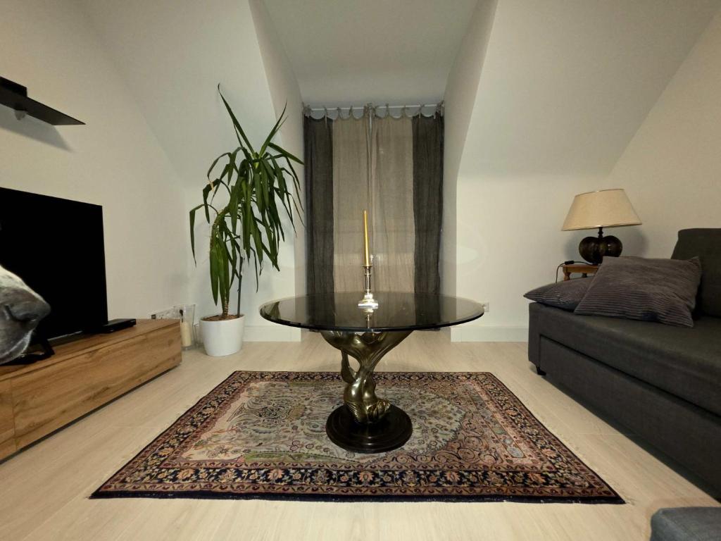 een woonkamer met een tafel en een bank bij Atraktives Appartment in Neurenberg