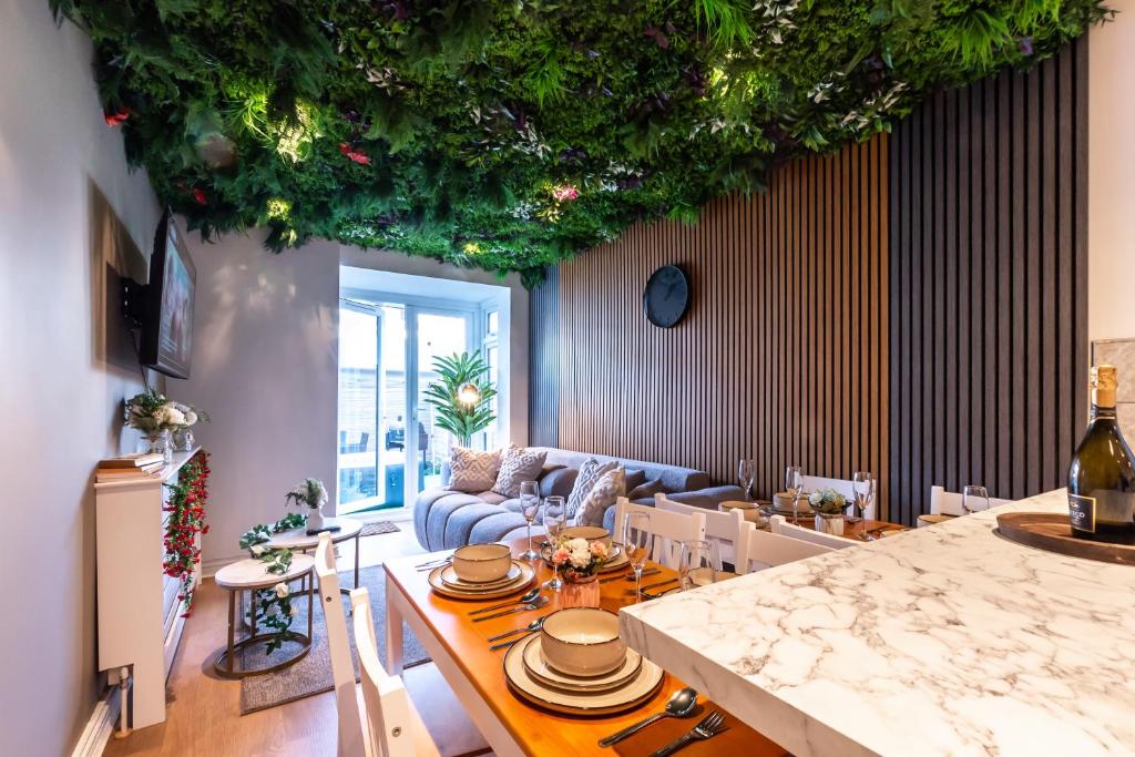 Drinks på Open Mind Property - 4 BR, Hot Tub & Free Parking