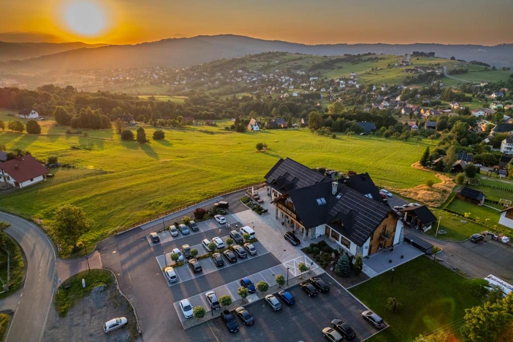 an aerial view of a house with a parking lot at Dwór Kukuczka in Istebna