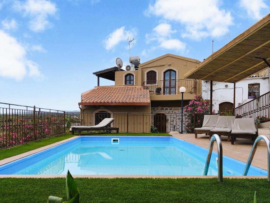 een zwembad in de tuin van een huis bij Elia Woodstone Houses in Elia