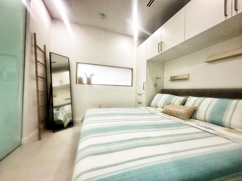 een slaapkamer met een groot bed erin bij Cayman Convenient Stay at Harbour Walk in Red Bay Estate