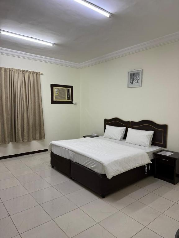 a bedroom with a large bed in a room at شقة مفروشة بحي النسيم in Mecca
