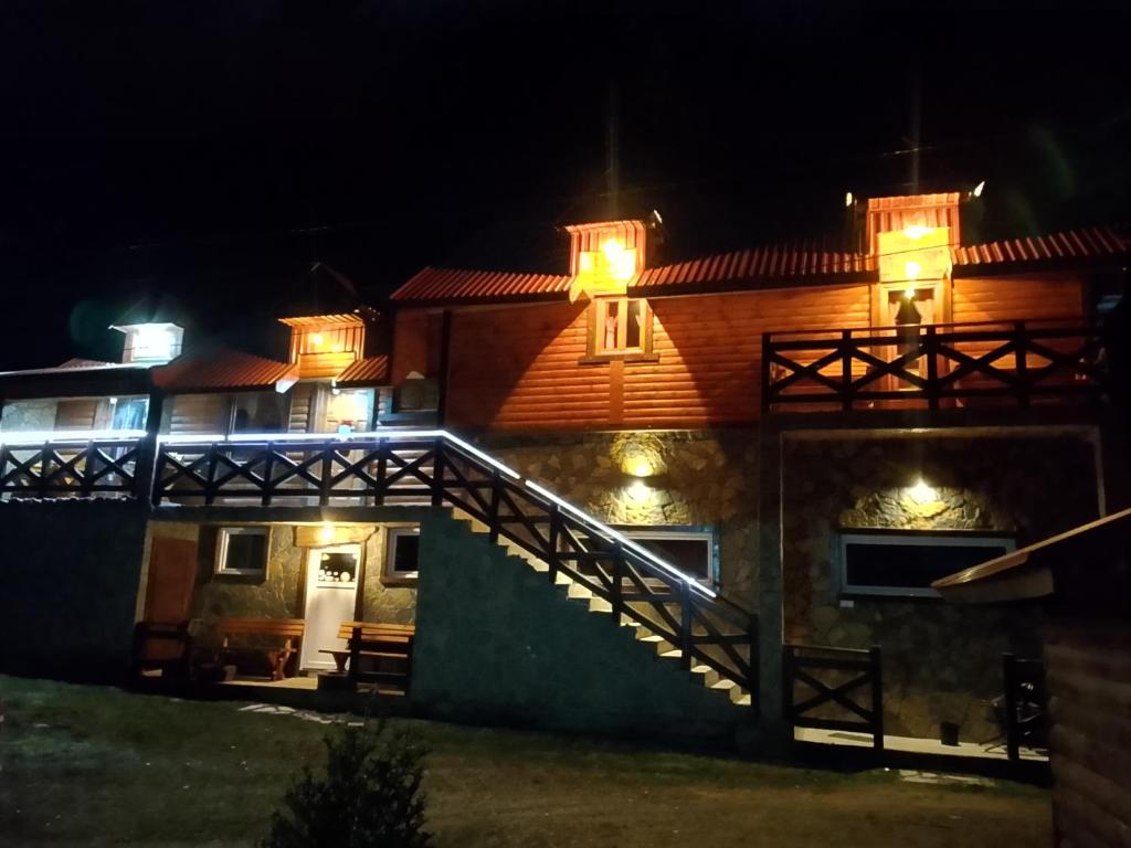 een huis met lichten aan de zijkant 's nachts bij Apartment Country Villa MMMM-1-Camp Scepanovic in Mojkovac