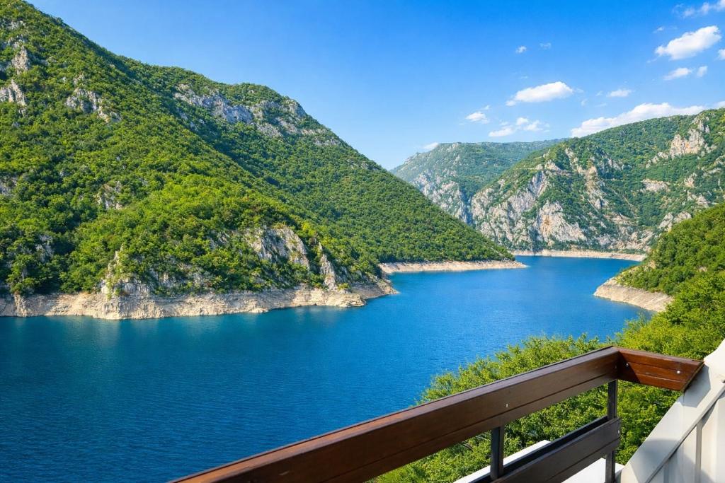 una vista di un lago tra due montagne di Apartman Una a Plužine