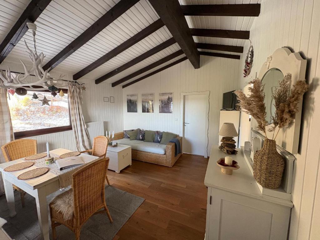 un salon avec une table et un canapé dans l'établissement Ferienhaus Bärenloch, à Hilders