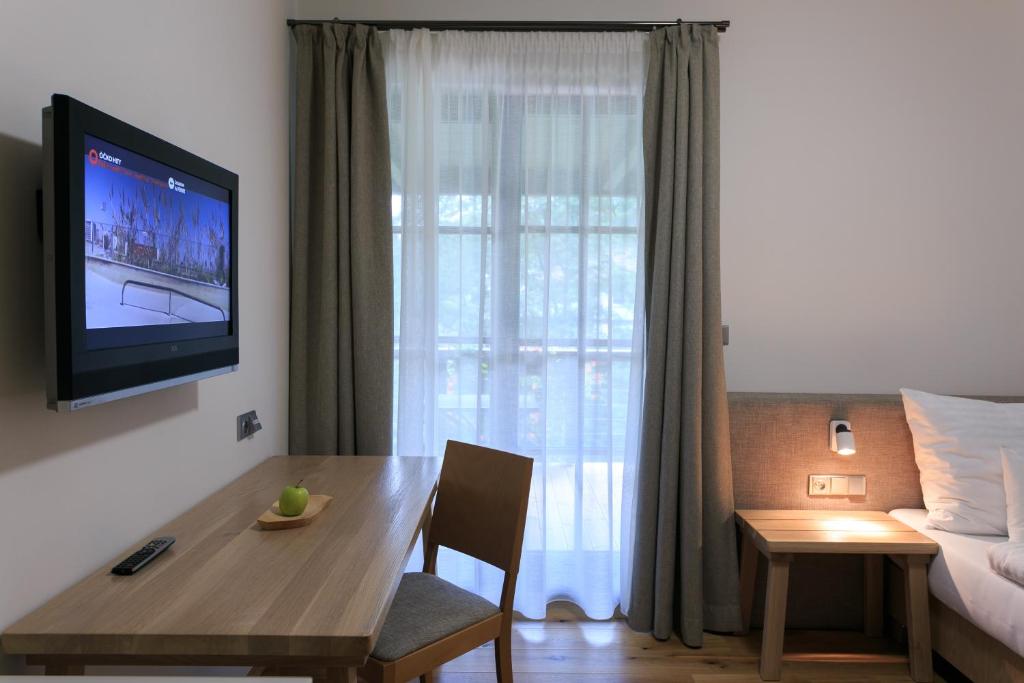 TV a/nebo společenská místnost v ubytování Hotel a restaurace U Vychopňů