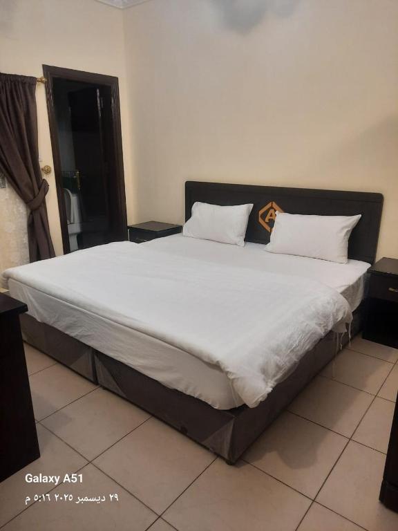 Giường trong phòng chung tại شقة مفروشة بالطائف