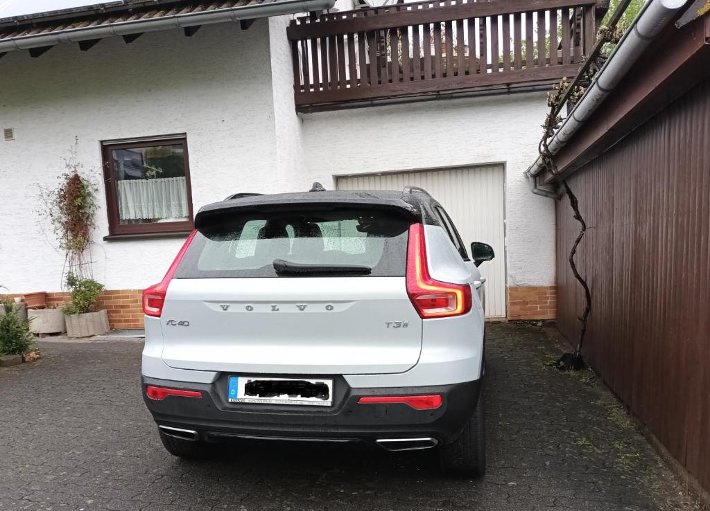 un camion bianco parcheggiato di fronte a una casa di Ferienwohnung DFranz a Weitefeld
