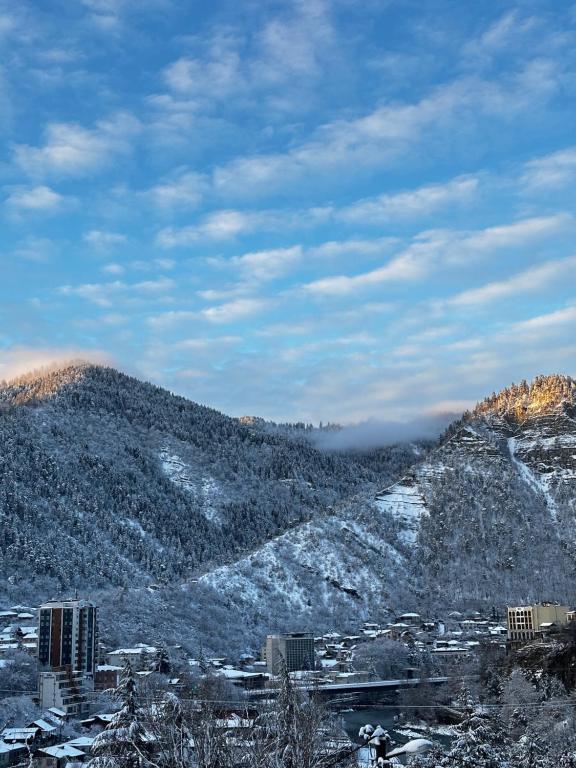 Nespecifikovaný výhled na hory nebo výhled na hory při pohledu z penzionu