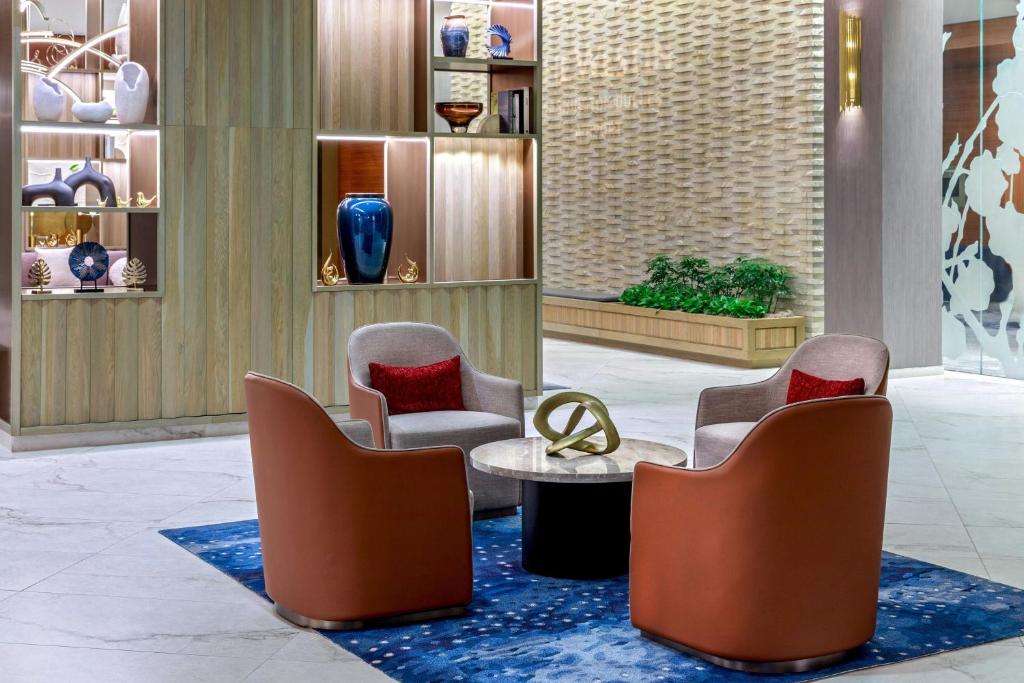 una hall con due sedie e un tavolo con un cartello di The Westin Washington Dulles Airport a Herndon