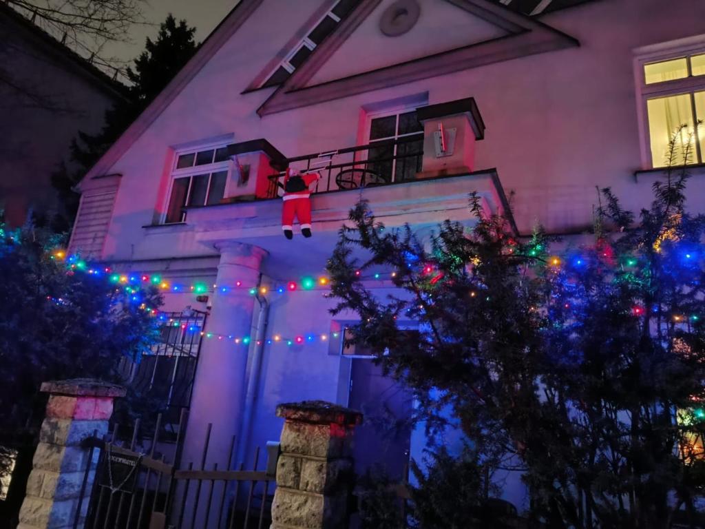 een huis met kerstverlichting op de veranda bij Rock'n'hostel in Vilnius