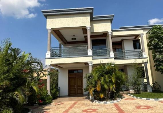 Cette grande maison dispose d'un balcon. dans l'établissement Peace Haven Apartment, 