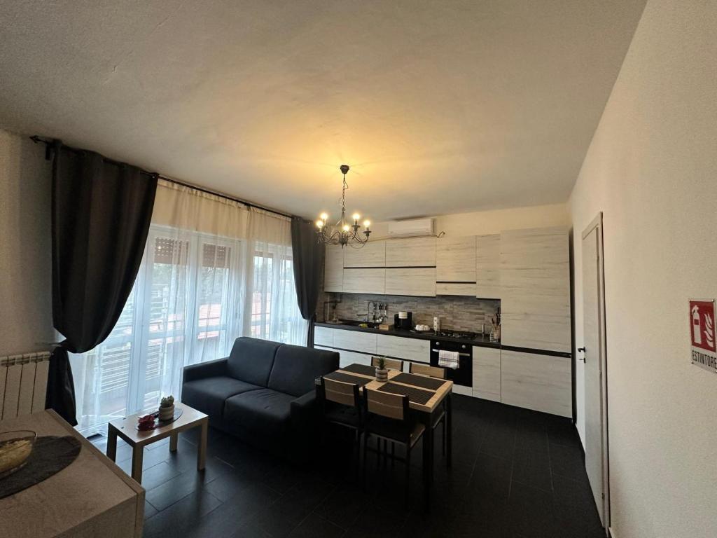 a living room with a blue couch and a table at Dante appartamento in Fagnano Olona