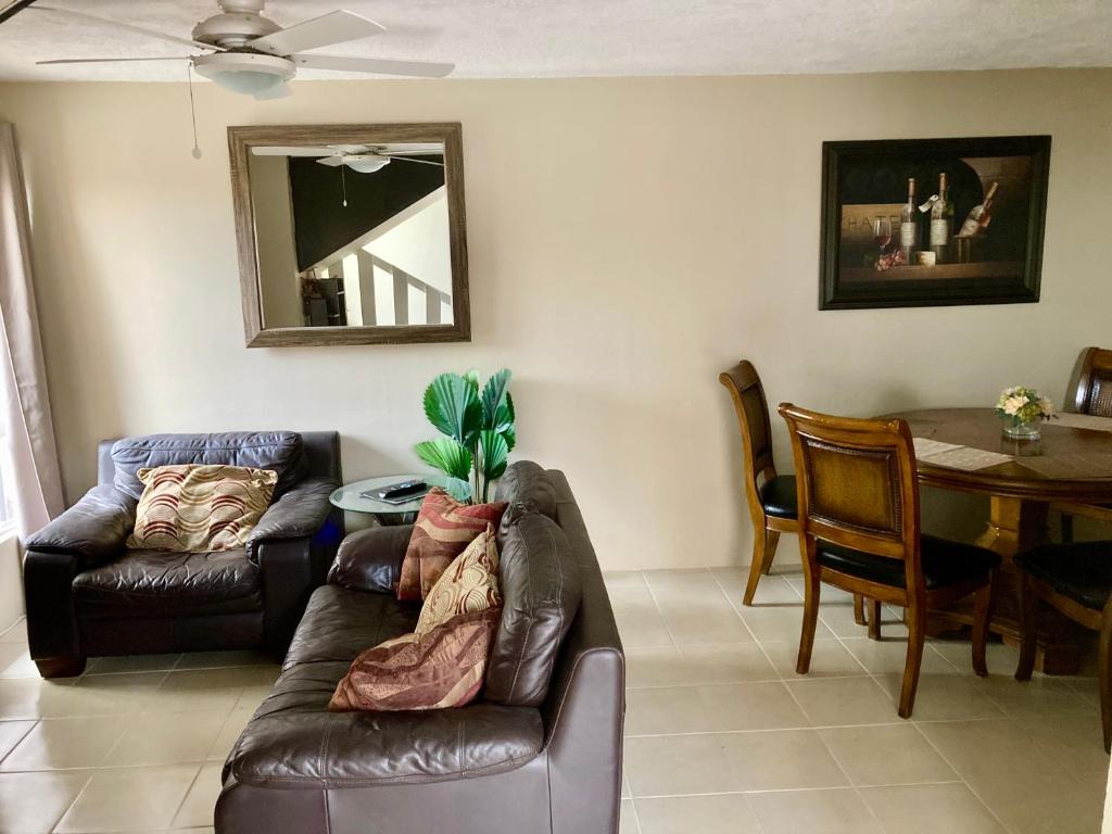 un soggiorno con un divano e un tavolo di Golden House a Tijuana