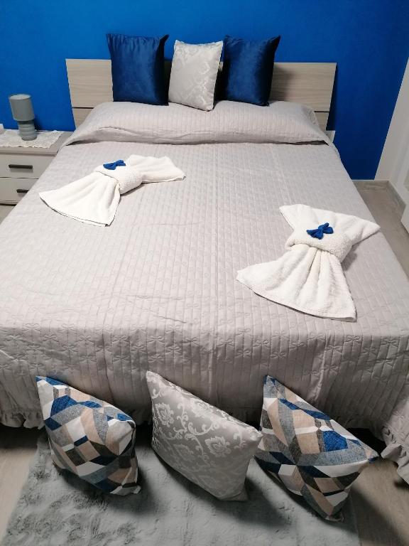 a bed with white towels and pillows on it at Villa Porto fossa in Marzamemi