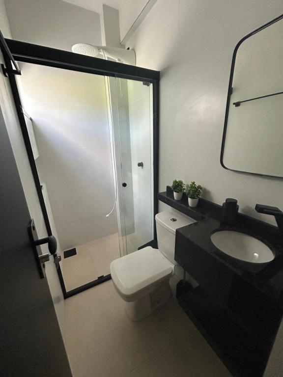 a bathroom with a toilet and a sink and a shower at Apto 01 casal praia e vista montanhas in Governador Celso Ramos