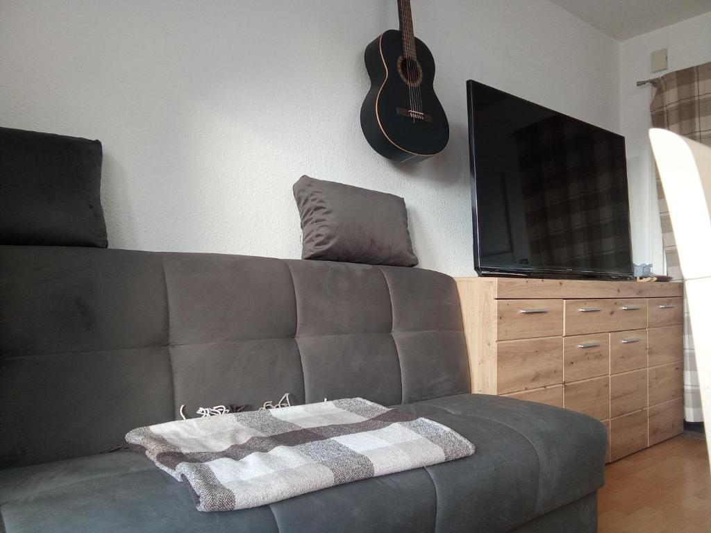 TV a/nebo společenská místnost v ubytování Komplette Wohnung Schwarzwaldpforte Casa BaLi direkte Buchung möglich keine Freigabe mehr erforderlich