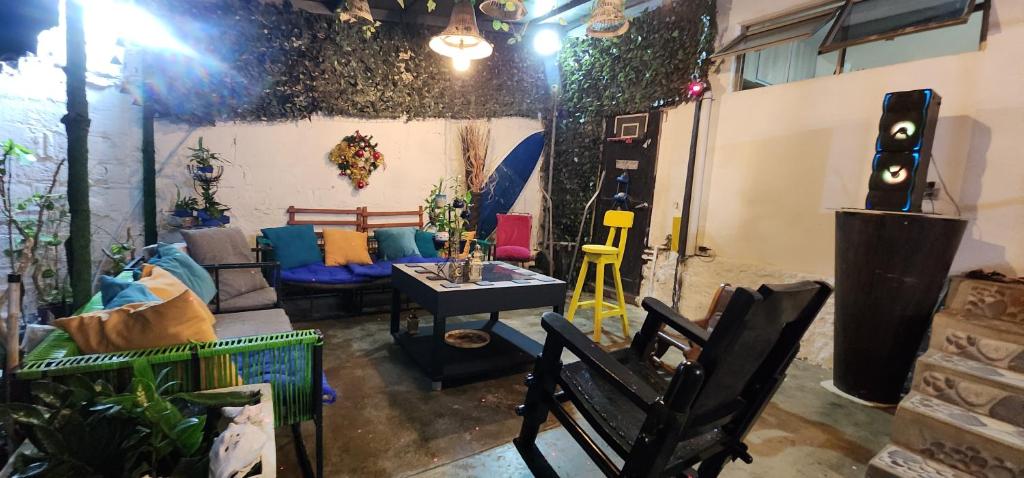 een woonkamer met een bank en een tafel bij Casa campestre plata cerca in Puerto Colombia