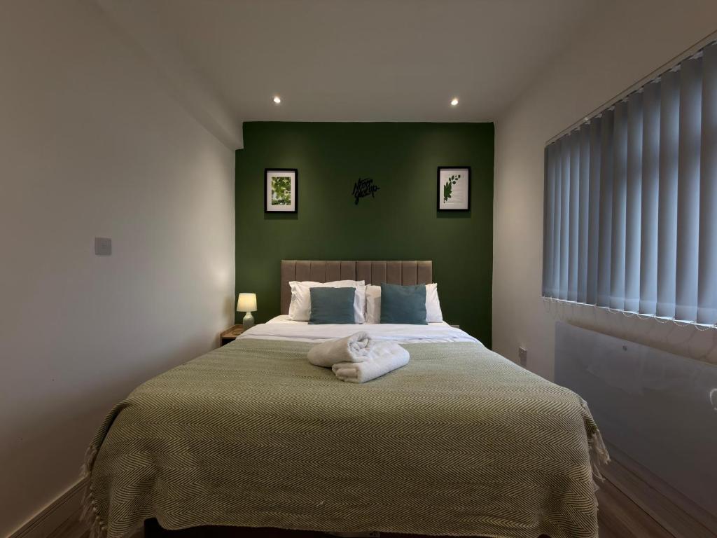 Postel nebo postele na pokoji v ubytování 124A The Luxury Suite 1st floor modern apartment